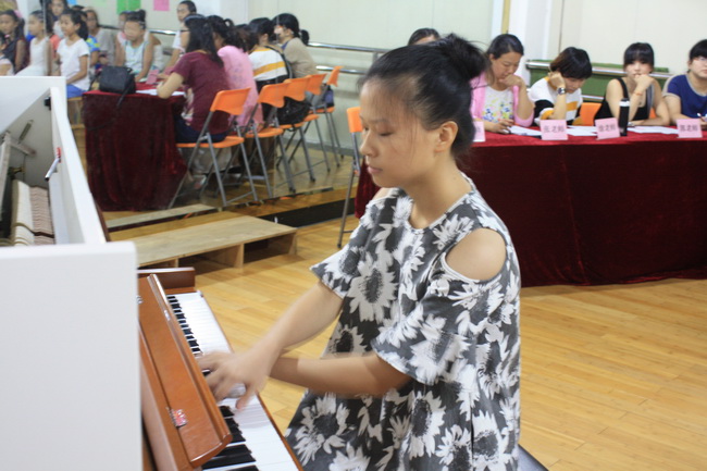 趣谈钢琴触键手指的角度